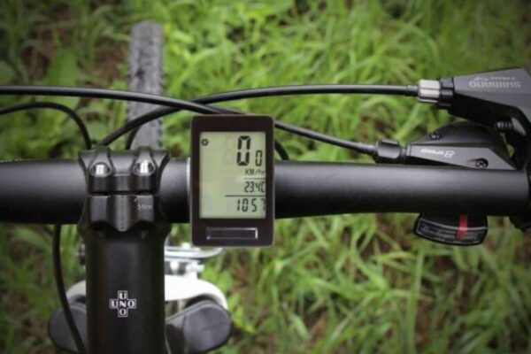 Cykelstyre med digital cykeldator i naturen.