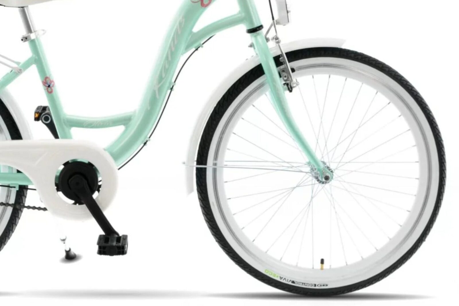 Detalj av ljusgrön cykel med vit däck.