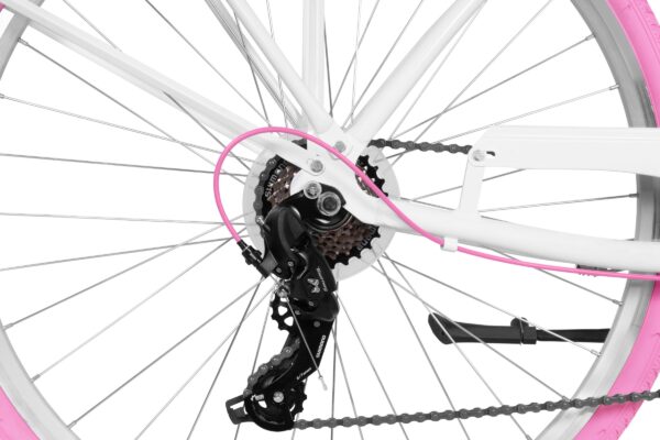 Närbild av cykeldrivsystem med rosa kabel