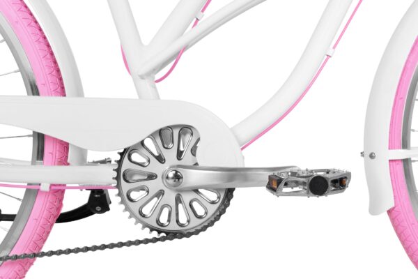 Vit cykel med rosa däck, närbild av pedal