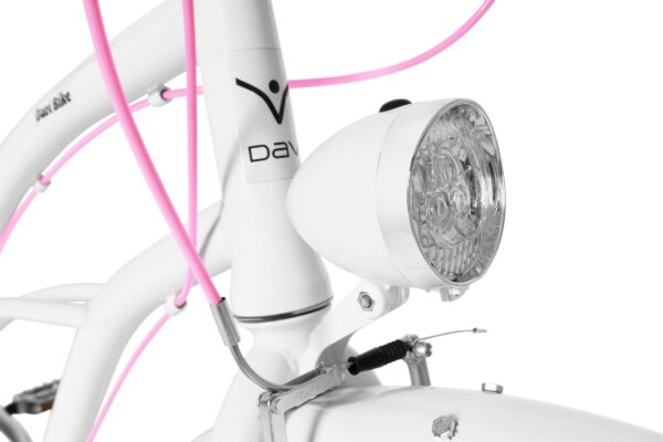 Vit cykel med rosa kablar och framlyktor