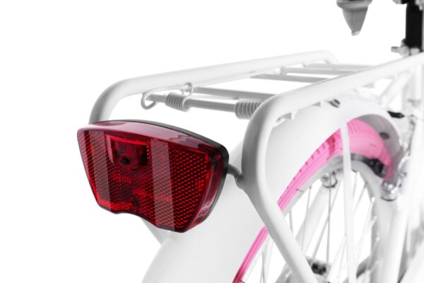 Reflex och baklampa på vit cykel med pakethållare.