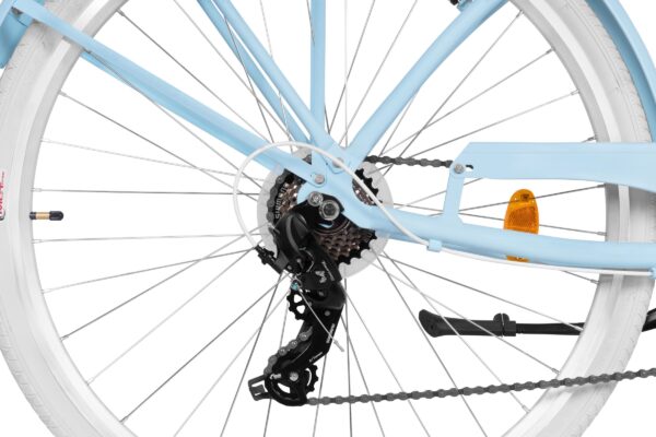 Närbild av bakhjul på blå cykel med vit däck.