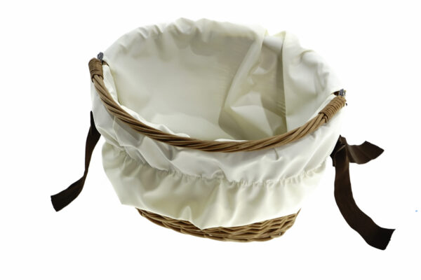 Tom flätkorg med tygfoder och handtag.