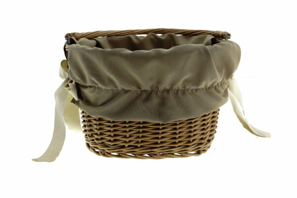 Flätad korg med tygfoder och banddekor.