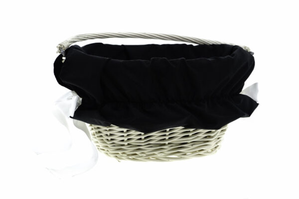 Vit korg med svart tyg och band.