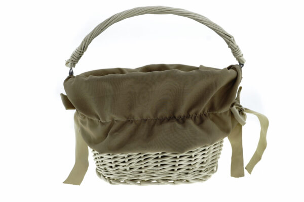 Flätad korg med brunt tygfoder.