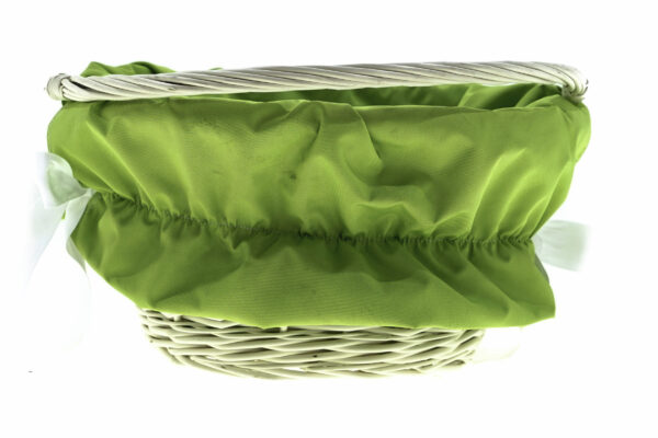 Vit flätad korg med grönt tygfoder