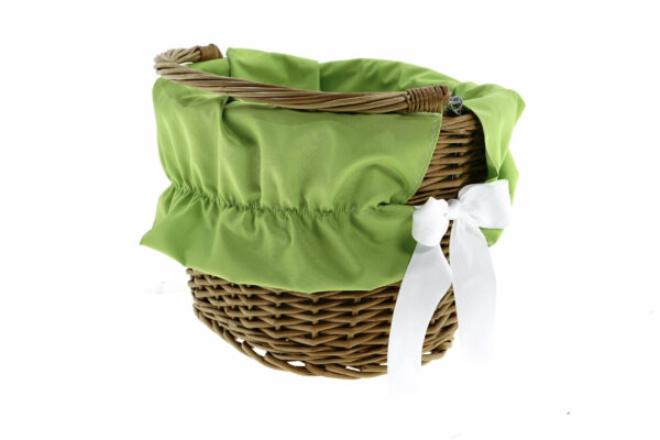 Flätad korg med grön tygfodring och vit rosett.