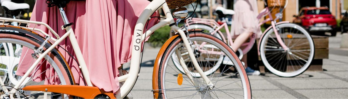 Färgglada cyklar med korgar på stadsgata.