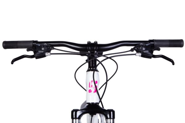 Cykelstyre med bromshandtag och kablar, närbild