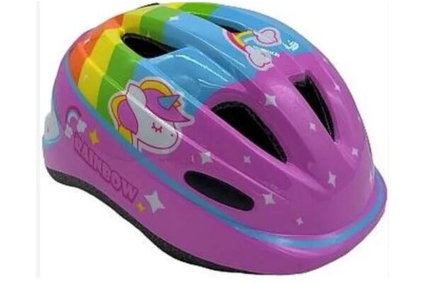 Regnbågefärgad hjälm med enhörningsdesign.
