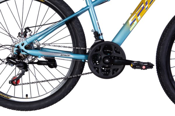 Blå cykel med svart kedjedrivsystem och hjul.