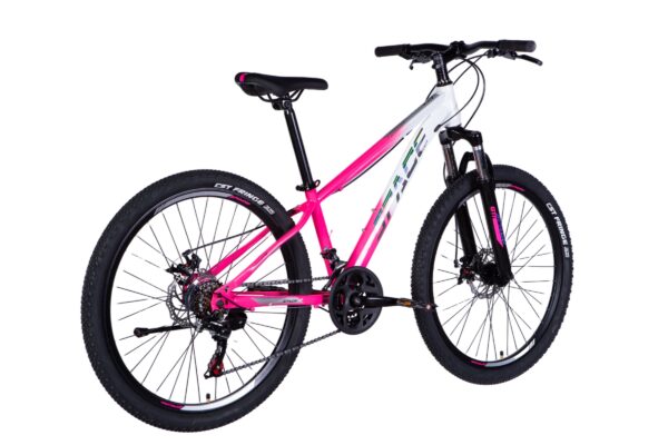 Rosa och vit mountainbike med skivbromsar och grova däck.