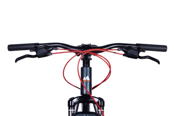 Cykelstyre med röda bromskablar och svart ram