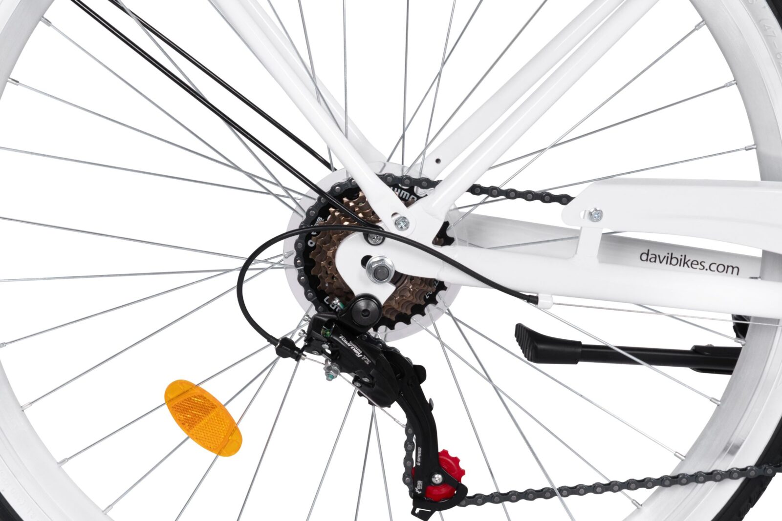 Närbild av cykelhjul och kedja.