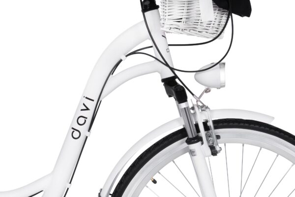 Vit cykel med korg och lampor