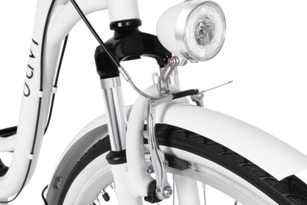 Närbild på vit cykel med frontlampa och dämpare.