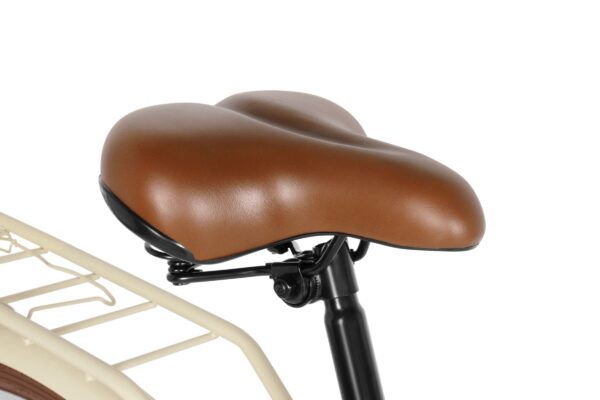 Brun cykelsadel på vit cykelram, närbild.