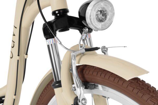 Närbild på cykelframgaffel och däck med lampa.