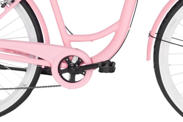 Rosa cykelram och trampor, närbild.