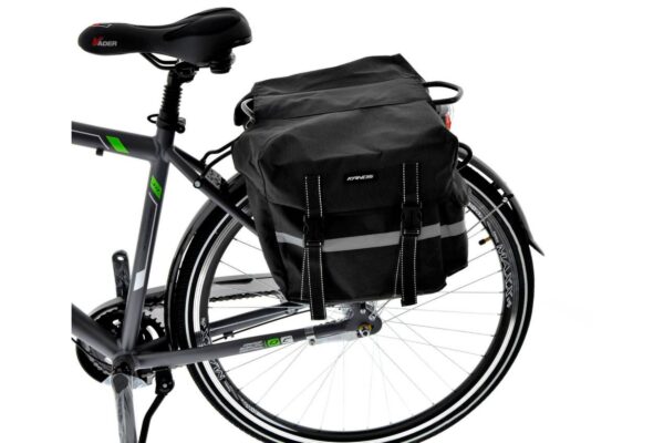 Cykel med stora sidoväskor på pakethållaren.