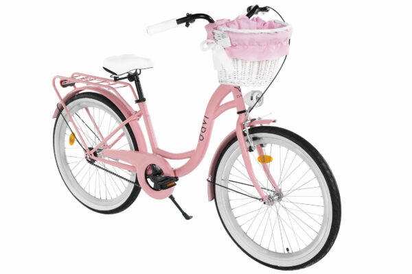 Rosa cykel med vit korg och sadel.