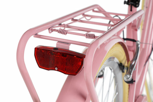 Rosa cykel med bagagehållare och bakljus.