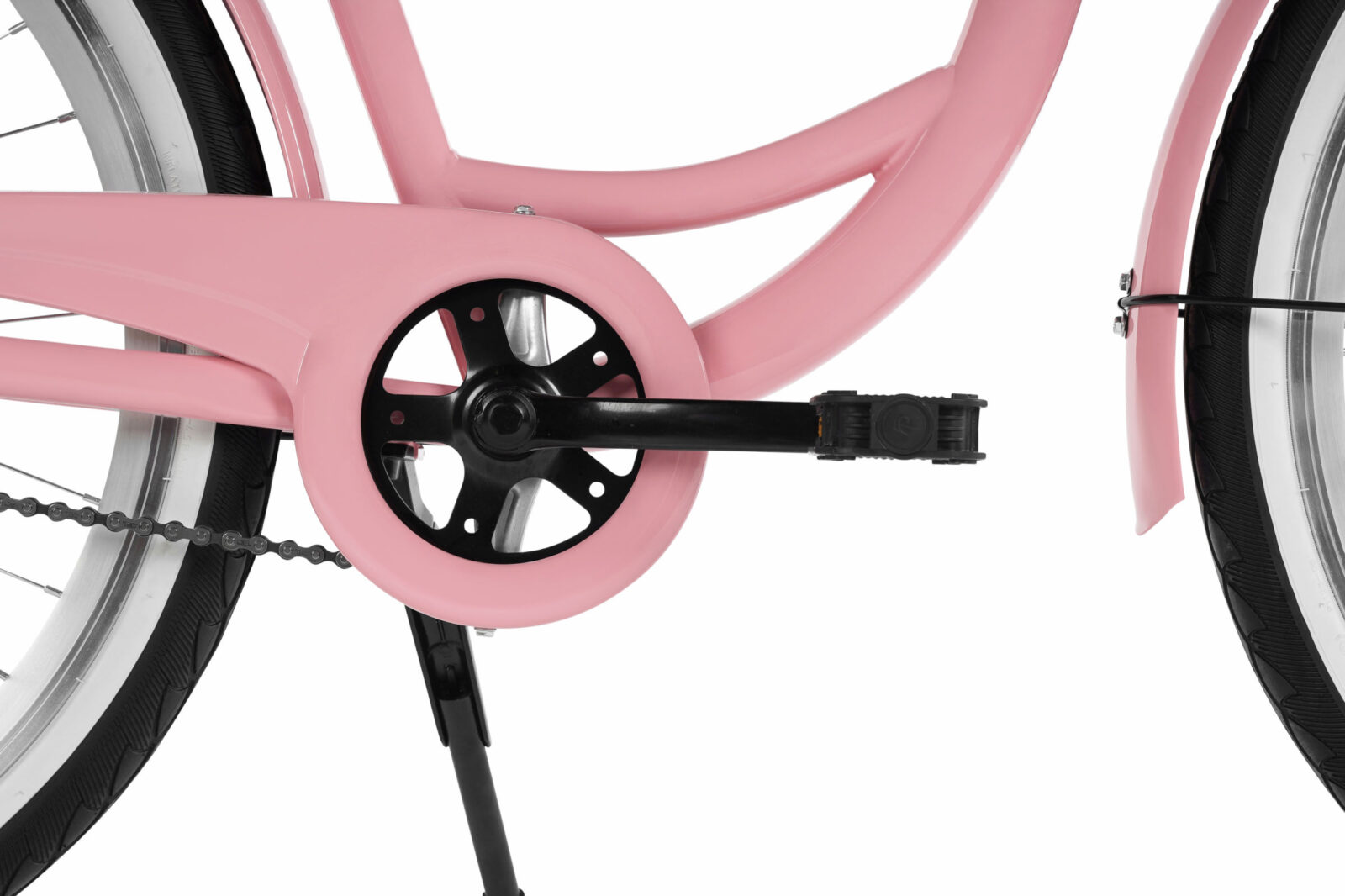 Rosa cykel med svart kedjeskydd och stänkskärm