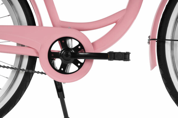 Rosa cykel med svart kedjeskydd och stänkskärm