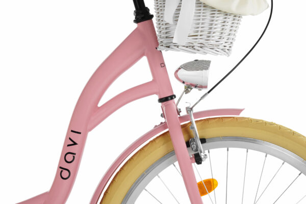 Rosa cykel med korg och beige däck