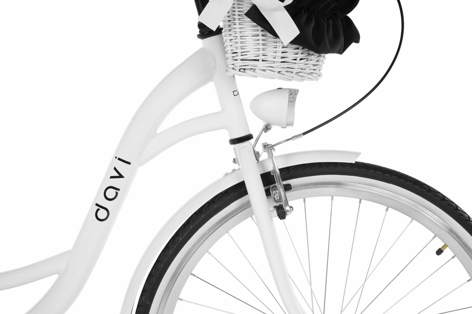 Vit cykel med korg framtill och svart sadel