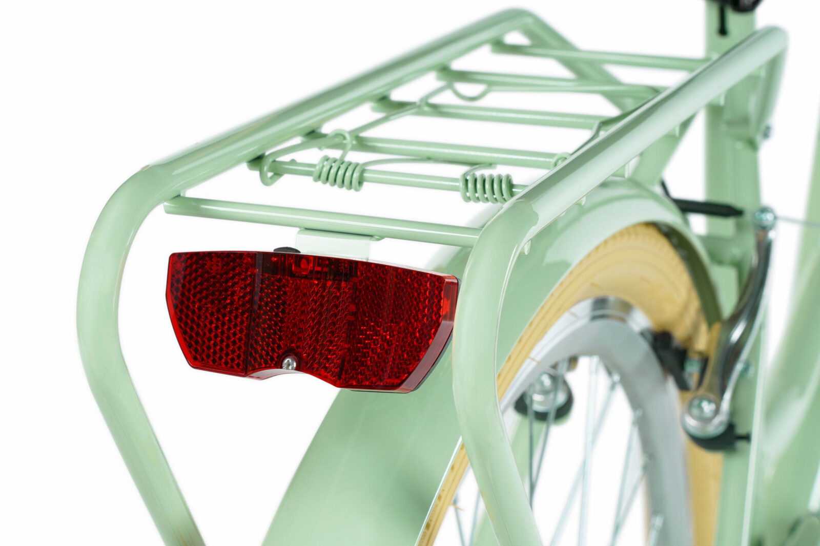 Cykel med pakethållare och röd baklykta.