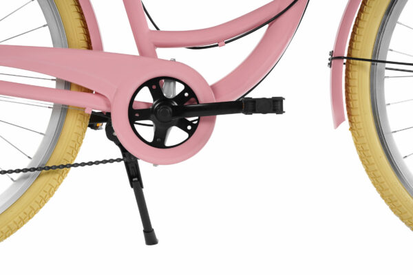 Rosa cykel med gula däck och svart kedjeskydd.