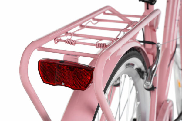 Rosa cykel med pakethållare och baklyse närbild.