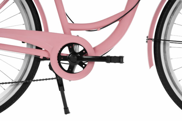 Rosa cykels kedja och pedal, närbild.