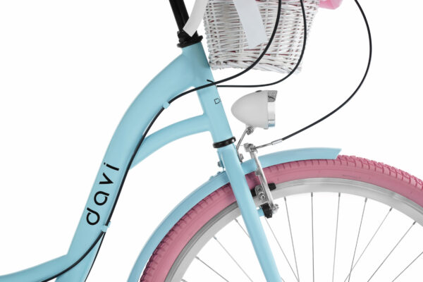 Turkos cykel med rosa däck och korg.