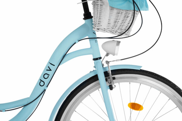 Blå cykel med korg och lyse på framskärmen.