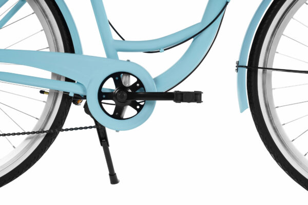 Blå cykelram och del av bakhjul