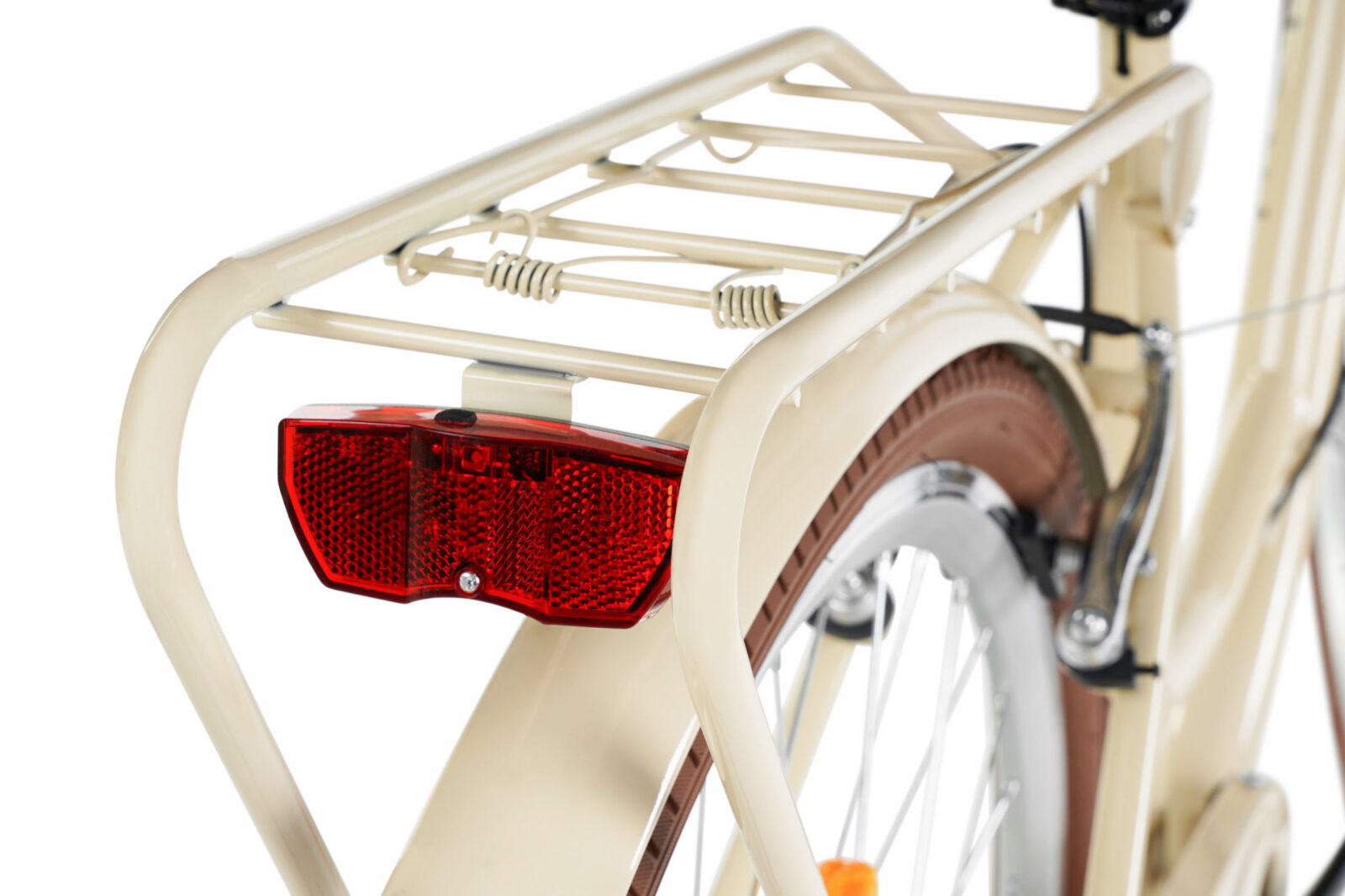 Närbild på cykel med pakethållare och bakljus.
