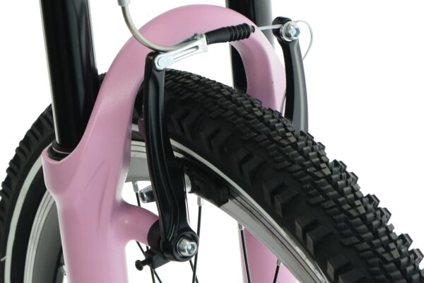 Närbild av cykeldäck och broms på en rosa cykel.