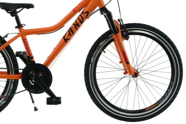 Orange cykel med svart och vit text på ramen.