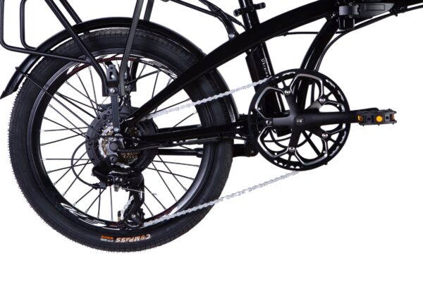 Bakdäck och pedal av svart cykel