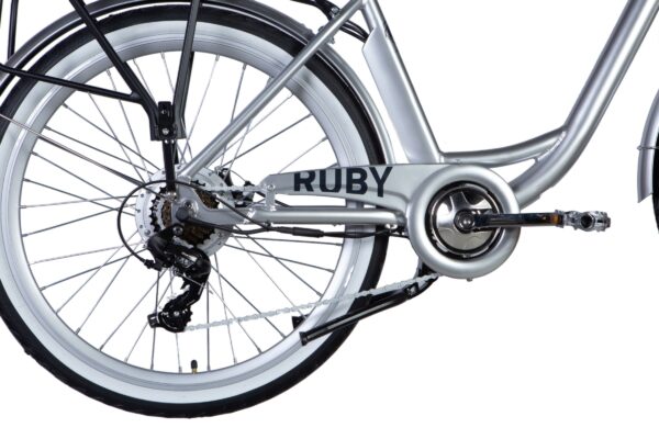 Närbild på cykelkedja och hjul av aluminiumcykel.