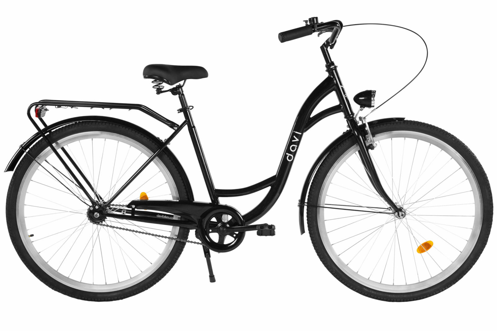 Svart traditionell damcykel med pakethållare.