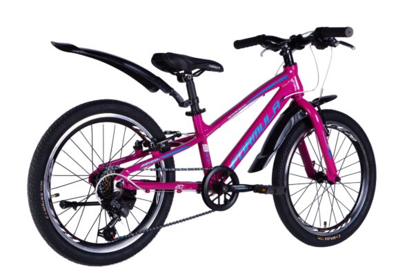 Rosa barncykel med stänkskärmar och växlar.