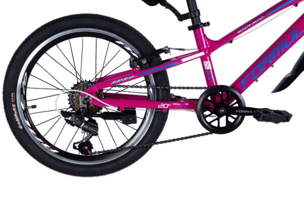 Närbild på rosa cykel bakdel