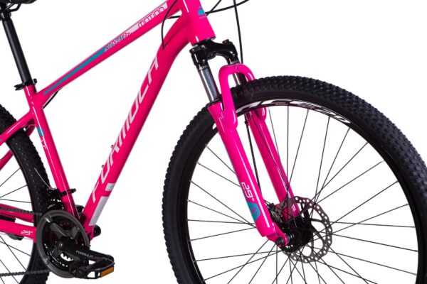 Rosa mountainbike med svarta hjul och vit text.