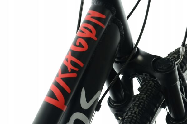 Närbild av svart cykel med röd text.