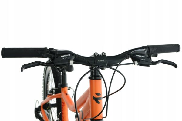 Orange cykel med svarta handtag och Shimano växlar.